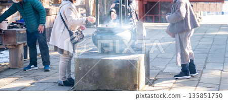 寺廟庭院中的香爐景色 寺廟庭院中的香爐景色 135851750