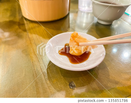 Fresh clam sashimi. 135851786