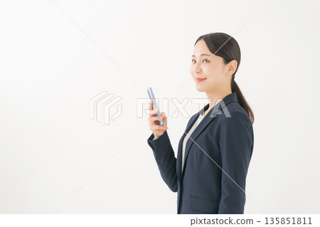微笑的年輕女商人 微笑的年輕女商人 135851811