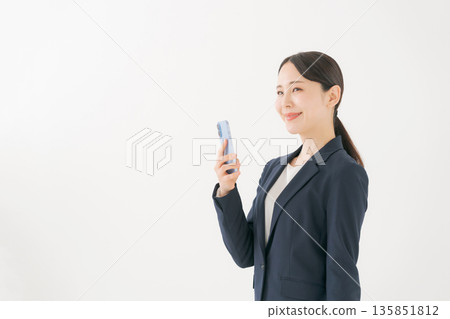 微笑的年輕女商人 135851812