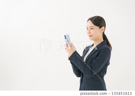 微笑的年輕女商人 135851813