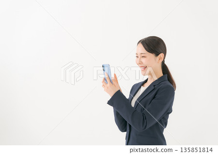 微笑的年輕女商人 135851814