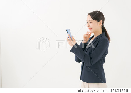 微笑的年輕女商人 135851816