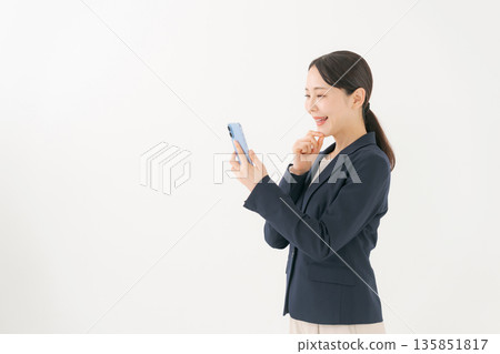 微笑的年輕女商人 微笑的年輕女商人 135851817