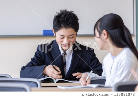 學生們快樂地學習著。 學生們快樂地學習著。 135851878