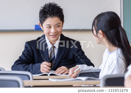 學生們快樂地學習著。 學生們快樂地學習著。 135851879