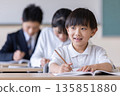 小學生們快樂地學習著。 135851880