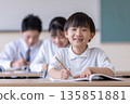 小學生們快樂地學習著。 135851881