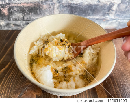 烏魚茶泡飯是將調味過的乾鯔魚籽和米飯淋在日式高湯上製成的菜餚。 烏魚茶泡飯是將調味過的乾鯔魚籽和米飯淋在日式高湯上製成的菜餚。 135851905