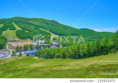 初夏時節，您可以前往長野縣富美市（群馬縣妻戀村）的地藏峠，參觀雲之丸高原滑雪場及其他旅遊設施。 135851973