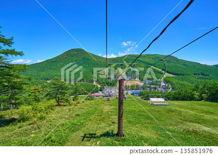 初夏時節，從長野縣富富市（群馬縣妻戀村）地藏峠觀光纜車上眺望雲之丸高原滑雪場、旅遊設施以及西兒山登山路線。 135851976