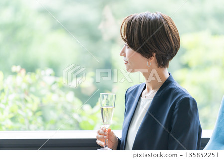 Businessmen and women drinking alcohol at a dinner party 135852251