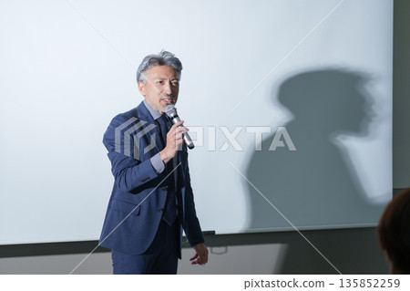 商人正在研討會上發表演講 135852259
