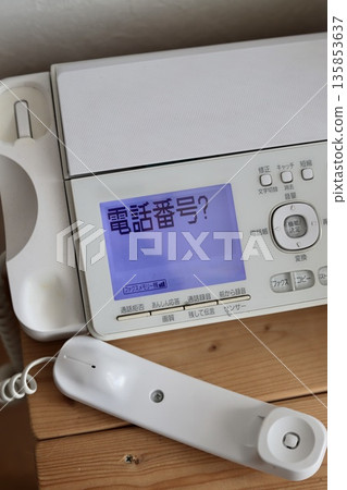 附傳真機的舊式骯髒固定電話、按鍵電話 附傳真機的舊式骯髒固定電話、按鍵電話 135853637