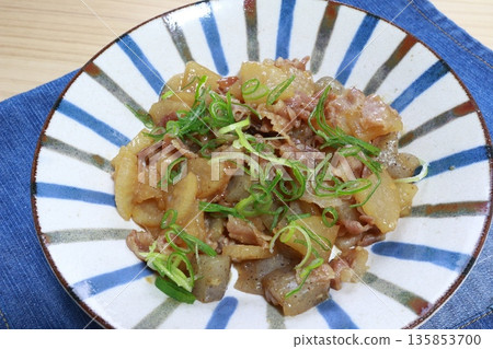 蘿蔔、豬肉、蒟蒻和味噌炒菜 135853700