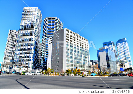 [In front of Tsukishima Police Station] View from the intersection towards Harumi Triton Square (Chuo Ward, Tokyo) [January 2026] 135854246