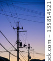 晨曦中，電線和纜線染上了色彩。 135854521