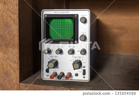 老式電子測量設備 135854589