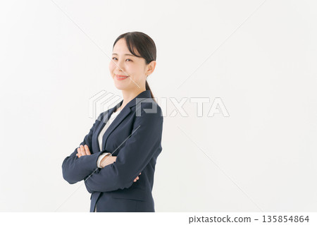 雙手抱胸的年輕女商人 雙手抱胸的年輕女商人 135854864