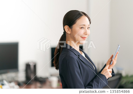 微笑的年輕女商人 135854866