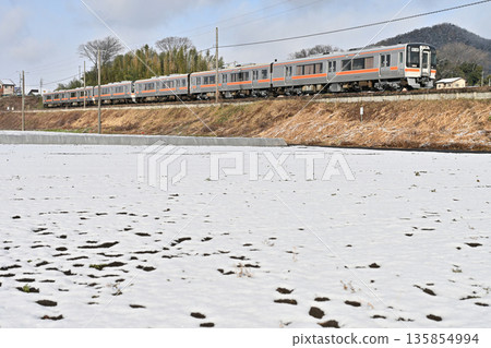 6節車廂的Kiha 75系列柴油動車組781D正在穿越白雪皚皚的烏努馬。 135854994