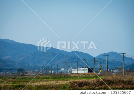 一列火車駛過糸島的田野 135855607