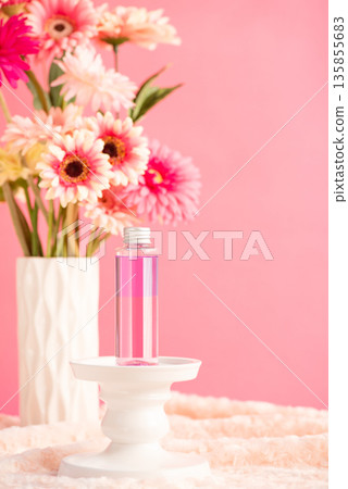 白色花瓶裡的非洲菊和塑膠化妝品瓶 135855683
