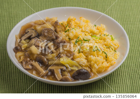 Mushroom fried rice with thickened sauce 135856064