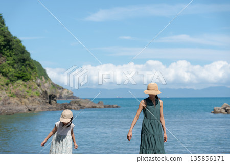 父母和孩子在沙灘上散步 135856171