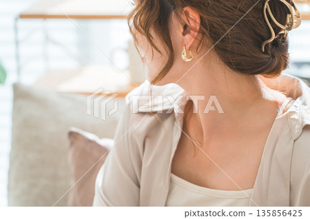 一位佩戴飾品、耳環和耳環的女性側臉 135856425