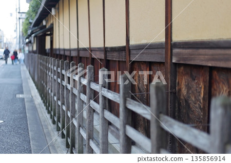 Kyoto's atmospheric wooden fence 135856914