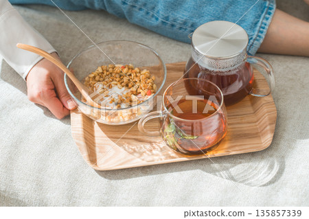 托盤上放著格蘭諾拉麥片和茶,早餐,下午茶時間 托盤上放著格蘭諾拉麥片和茶,早餐,下午茶時間 135857339