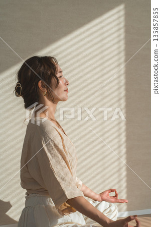 一位女士在自家客廳做瑜珈（放鬆、保健、冥想） 135857855