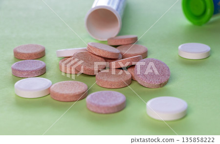 round effervescent tablets on green background 135858222
