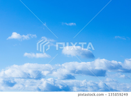 清新的藍天和雲彩的簡單風景 135859249