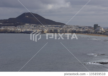 Las Canteras beach and Las Palmas de Gran Canaria. Las Canteras beach and Las Palmas de Gran Canaria. 135859510