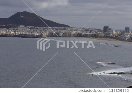 Las Canteras beach and Las Palmas de Gran Canaria. Las Canteras beach and Las Palmas de Gran Canaria. 135859533