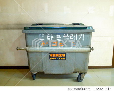 用於建築物維護的大型垃圾桶 135859818