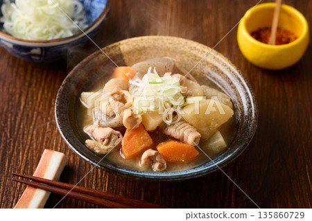 燉內臟盛於盤中 135860729