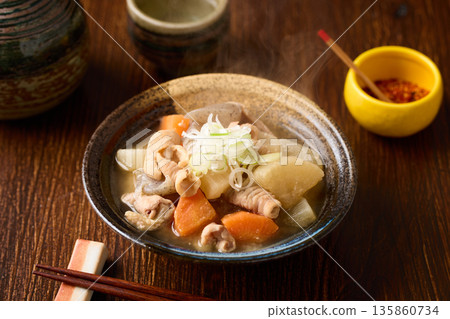 燉內臟盛於盤中 135860734