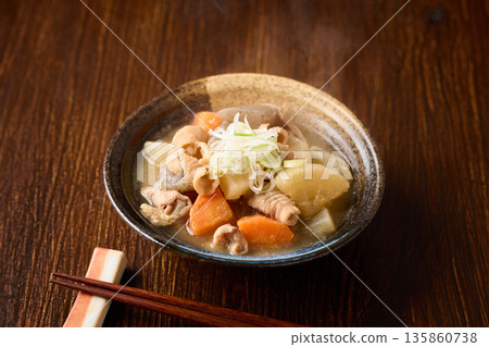 燉內臟盛於盤中 135860738