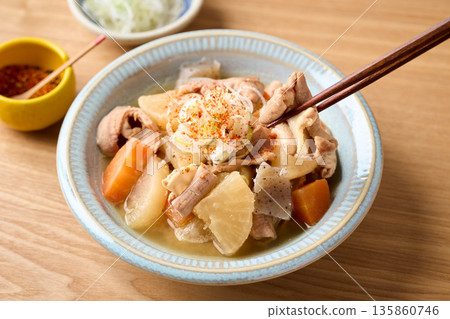 燉內臟盛於盤中 135860746