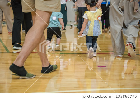 【幼兒園運動會：表演完畢解散】 135860779