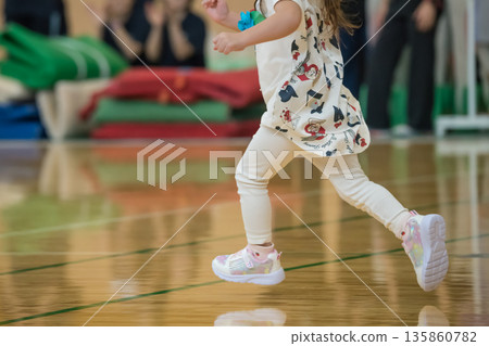 [Nursery school sports day obstacle course] 135860782