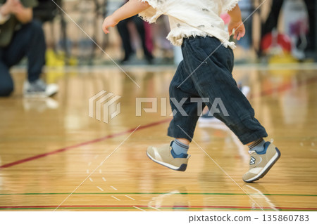 [Nursery school sports day obstacle course] 135860783
