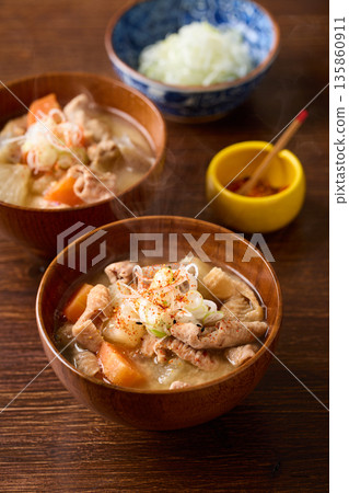 燉內臟盛於碗中 燉內臟盛於碗中 135860911