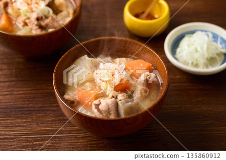 燉內臟盛於碗中 燉內臟盛於碗中 135860912