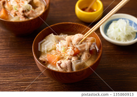 燉內臟盛於碗中 135860913