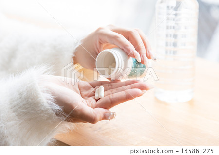 服用補充劑 135861275