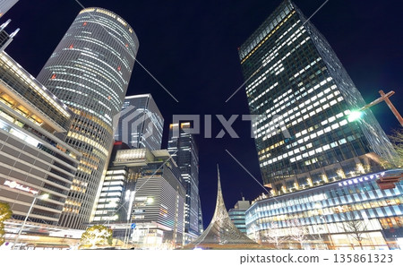 【愛知縣】名古屋站(JR中央塔)前的夜景 【愛知縣】名古屋站(JR中央塔)前的夜景 135861323